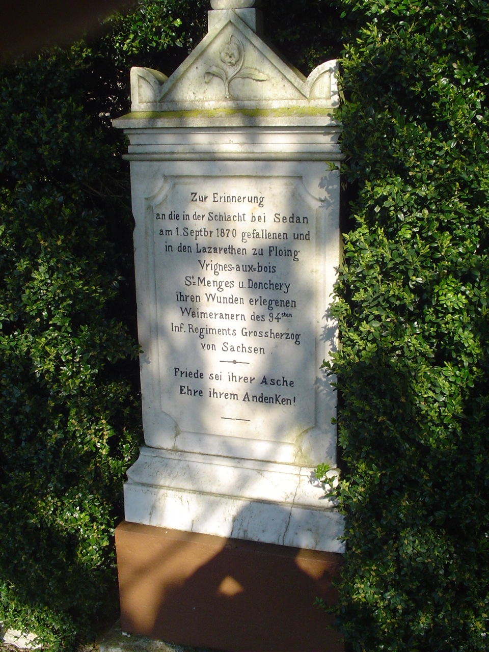 12_monument_au_94e_saxon_dont_un_carre_fut_brise_ici